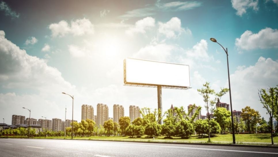 A Importância do Outdoor e Front-light na Publicidade em Viana, ES